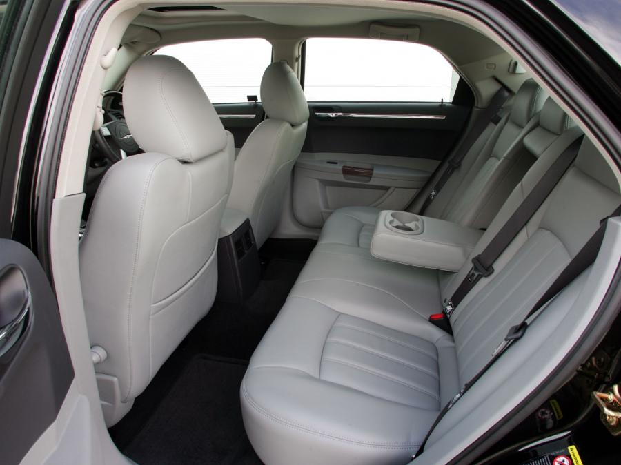  Chrysler 300C 2007 года  (UK) (фото 15 из 24)
